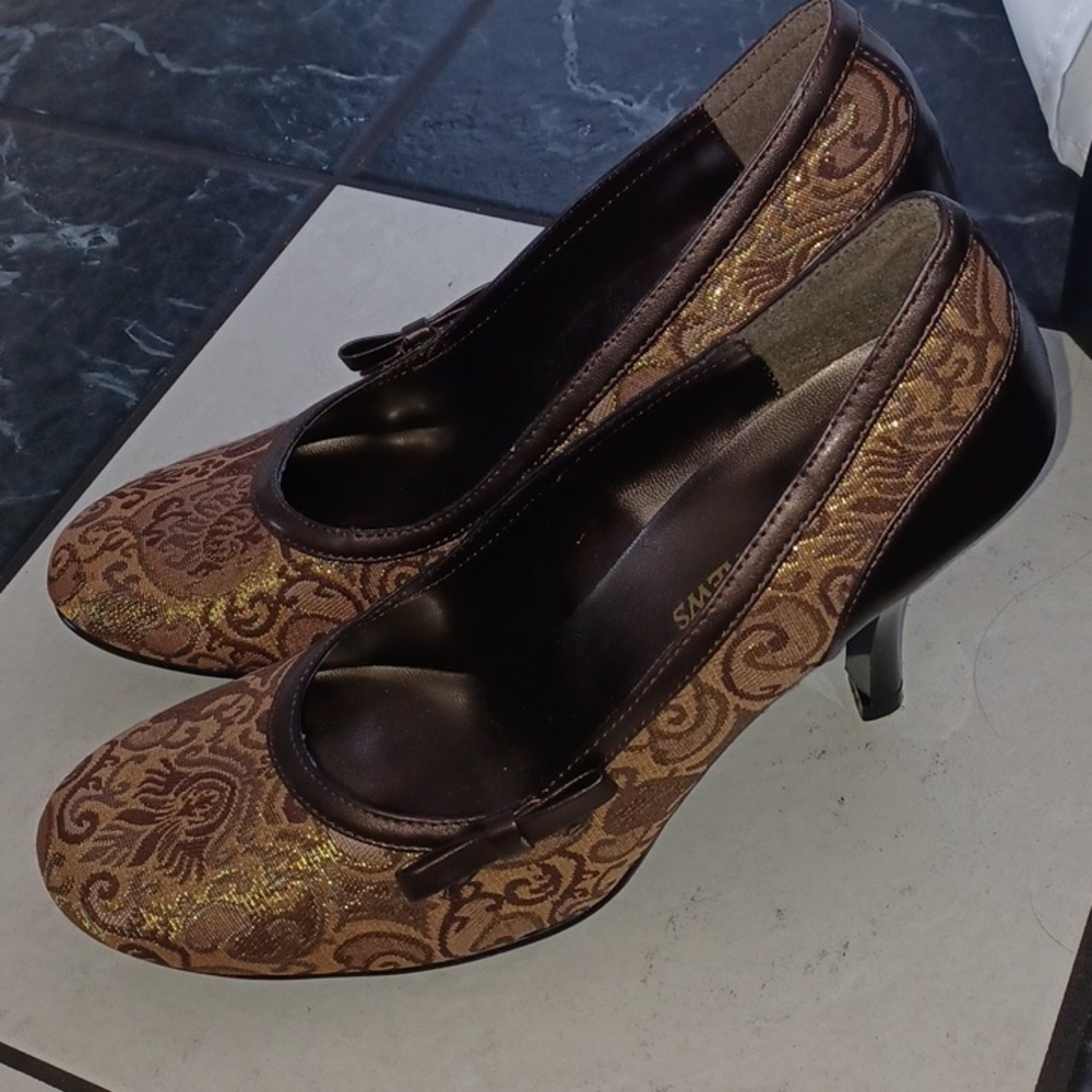 Newport News Gold Brown Brocade Bow Heels 7.5 Sexy Shoes, New, never worn